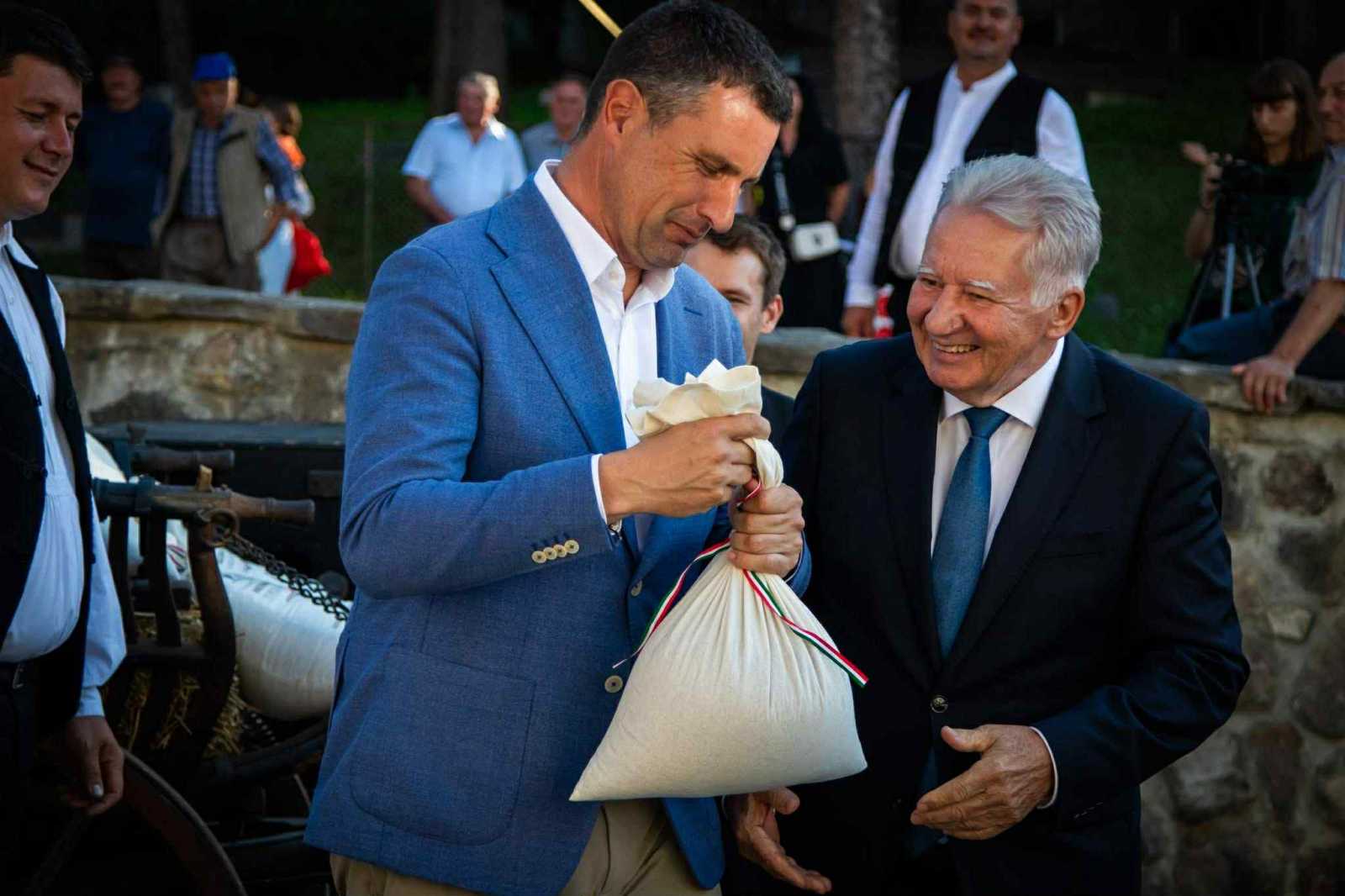 Jakab István MAGOSZ-elnök Tánczos Barna miniszerelnök-helyettessel a székelyföldi búzaösszeöntésen Székelyudvarhelyen | Fotó: MAGOSZ/Facebook