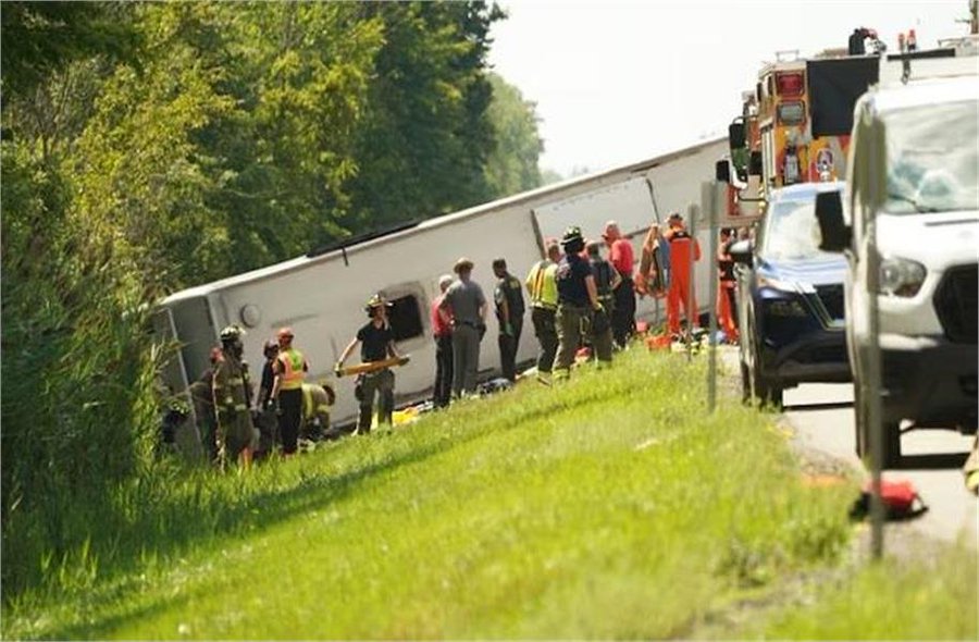 Sok utas kirepült a buszból az ütközés következtében. | Fotó: Buffalo News
