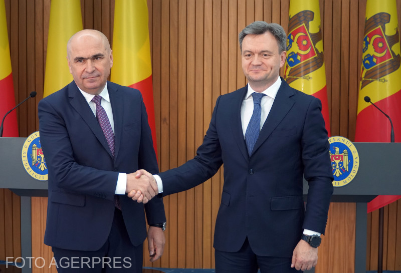 A Moldovai Köztársaságba látogató Ilie Bolojan román miniszterelnök és moldovai kollégája, Dorin Recean (jobbra) | Fotó: Agerpres