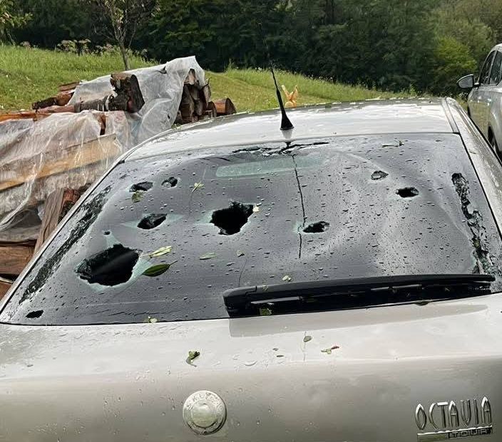 Az autók szélvédőit, ablakait kilyuggatta a jég. | Fotók forrása: Meteoplus/Facebook