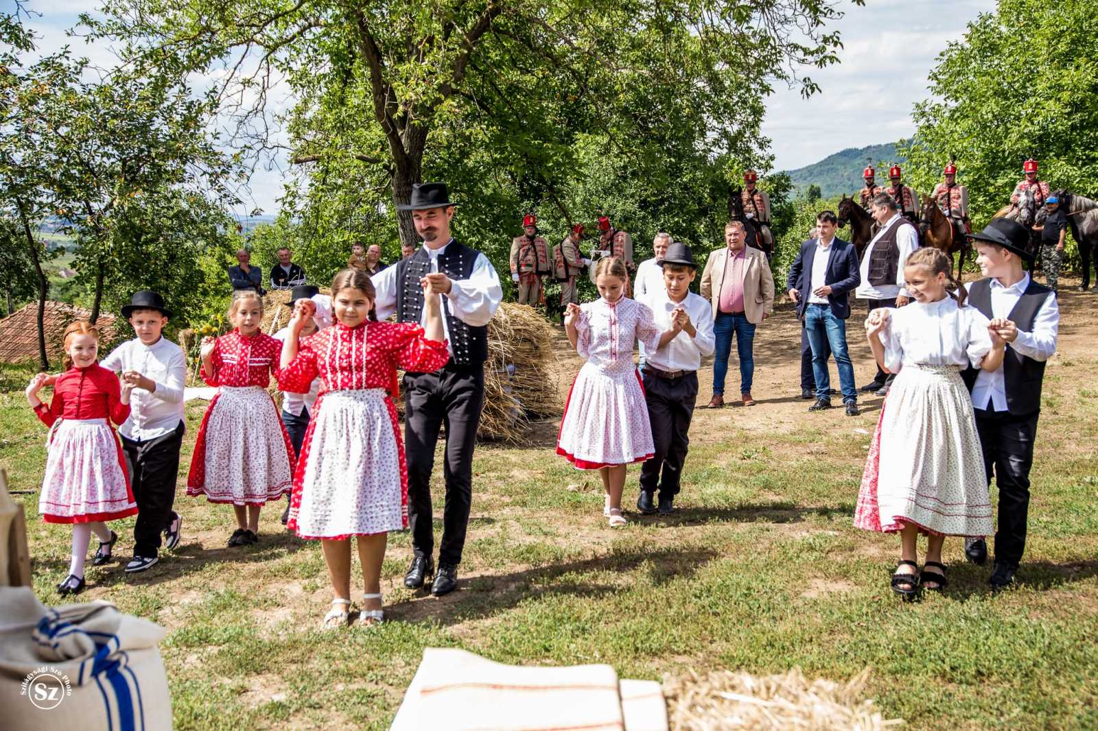 Néptáncosok tetté szebbé az összeöntés ünnepét | Fotó: Kulcsár Mária