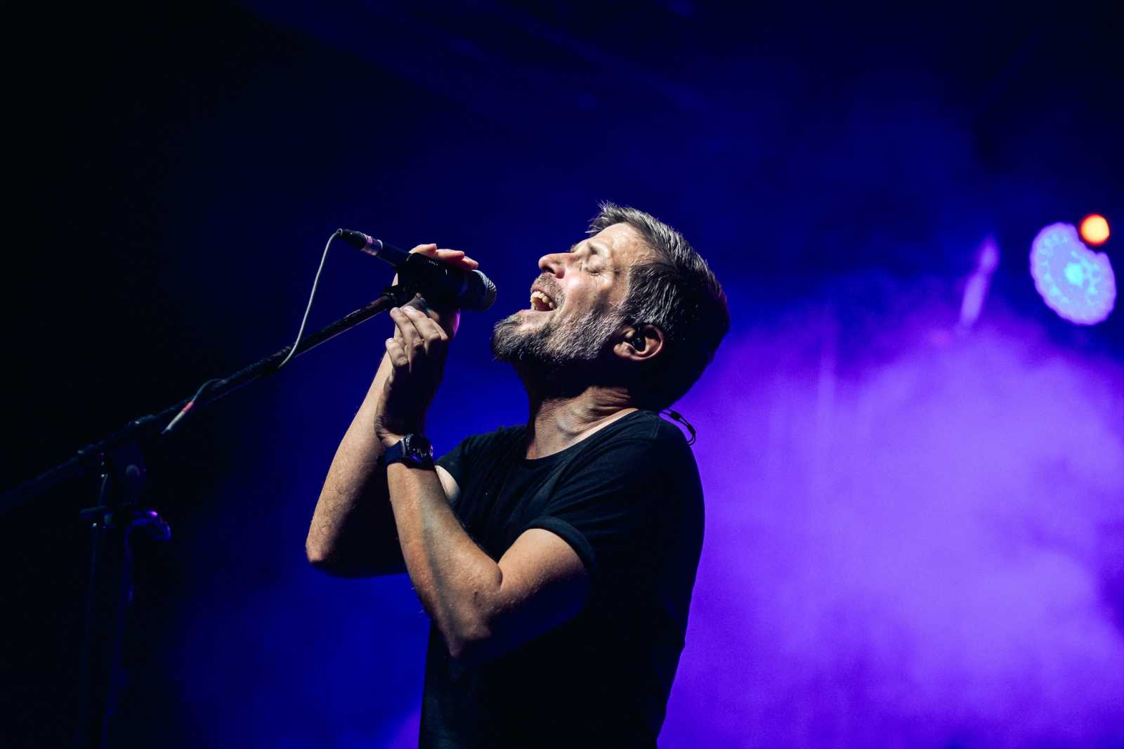 Minden koncert, minden helyszín és minden közönség más. | Fotó forrása: Szabó Balázs Bandája