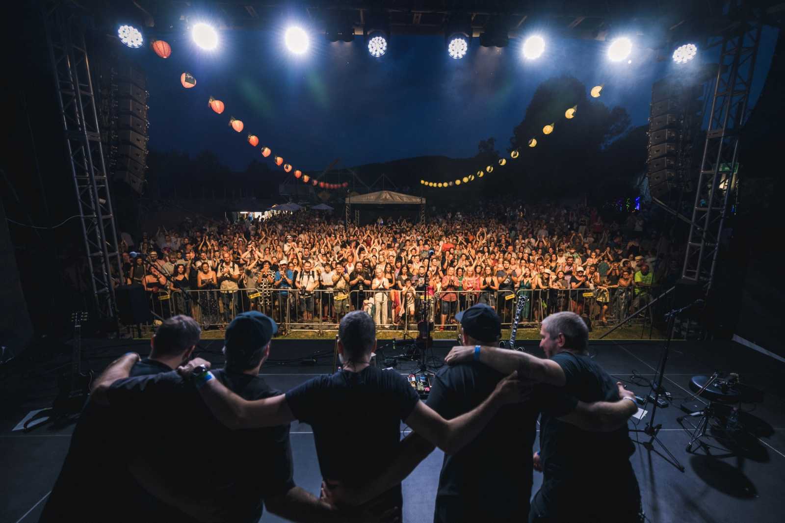 A zenekar meghajlok. | Fotó forrása: Szabó Balázs Bandája