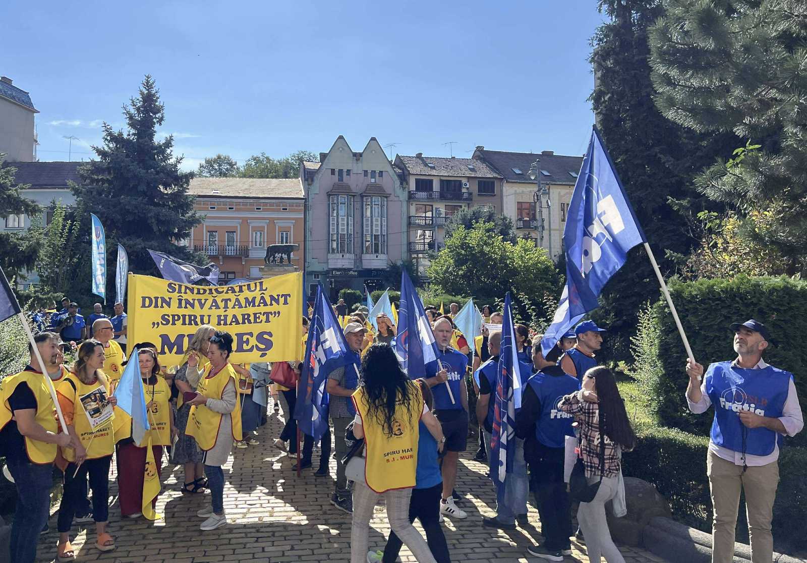 A Maros megyei prefektúra épülete előtt álltak sztrájkőrséget a Spiru Haret tanügyi szakszervezet tagjai | Fotó: Rákóczi Kinga