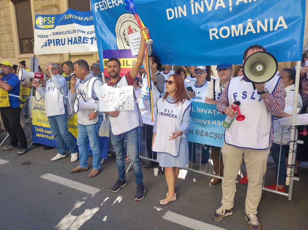 Az oktatási minisztérium épületénél tartottak pénteken sztrájkőrséget | Fotó: FSLI/Facebook