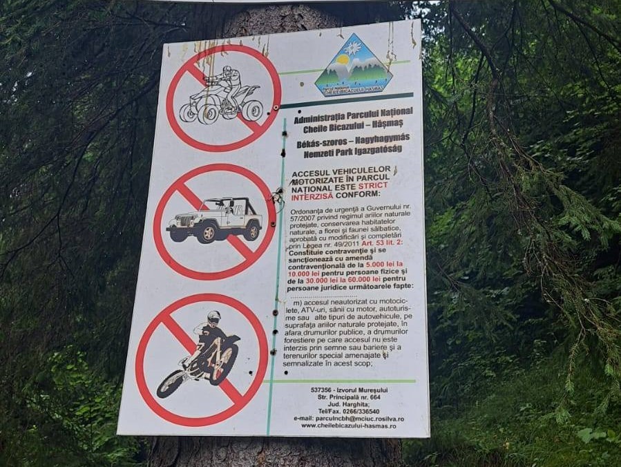 A tábla egyértelmű. Tilos az off-roadozás.