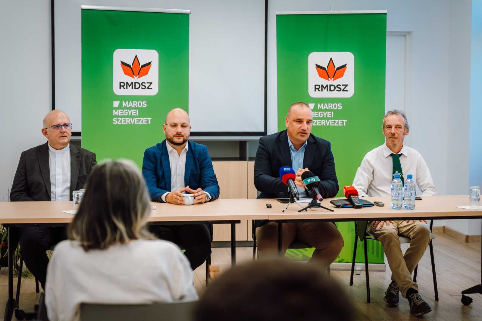Sajtótájékoztató: Ft. Péter Arthur, Maros-Küküllő kerületi főesperes, Kovács Mihály Levente, Csibi Attila és Tamási Zsolt | Fotó: RMDSZ