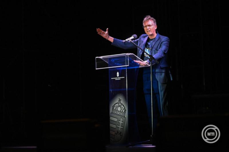 Hankó Balázs kulturáért és innovációért felelős magyar miniszter szombat este a csíksomlyói hegynyeregben | Fotó: MTI