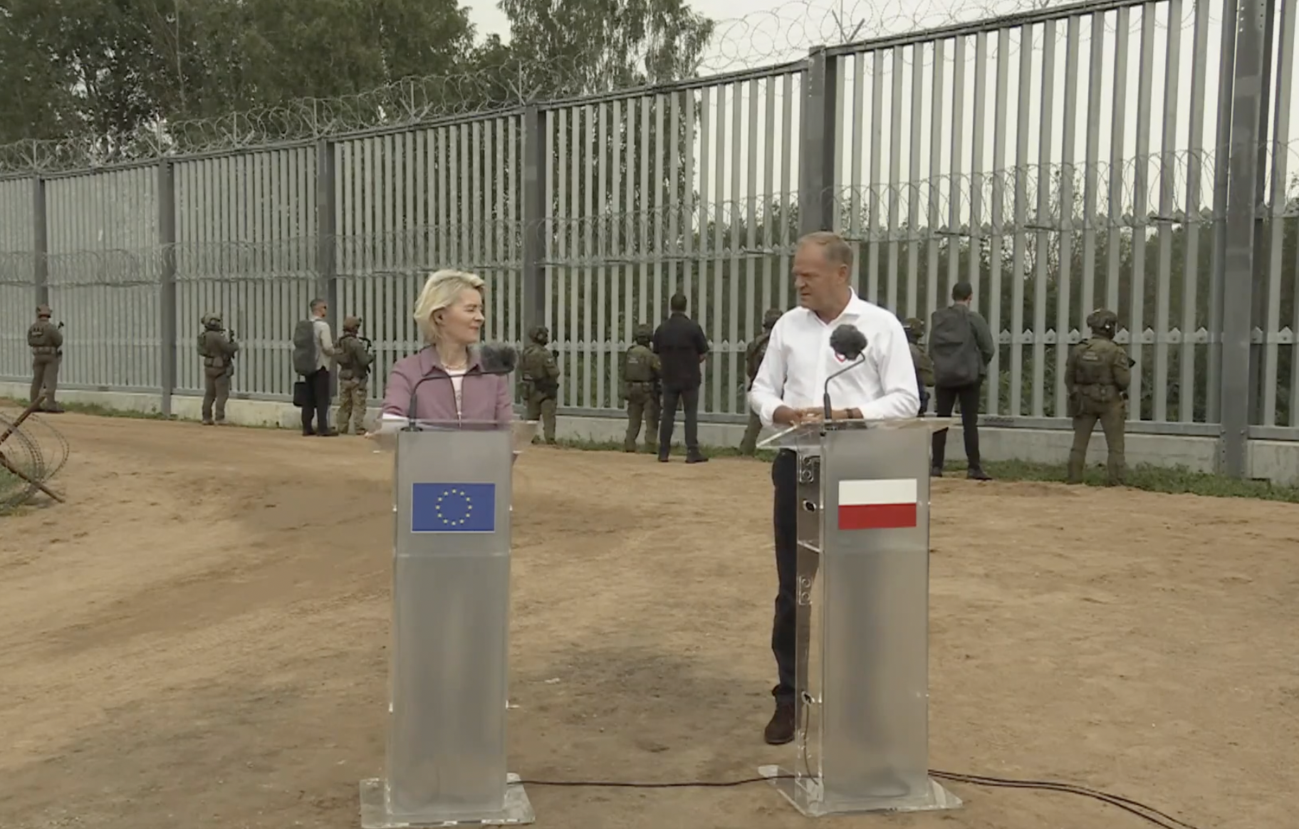 Ursula von der Leyen, az Európai Bizottság (EB) elnöke a lengyel–fehérorosz határon Donald Tusk lengyel kormányfővel közös sajtóértekezletet tartott | Fotó: képernyőmentés
