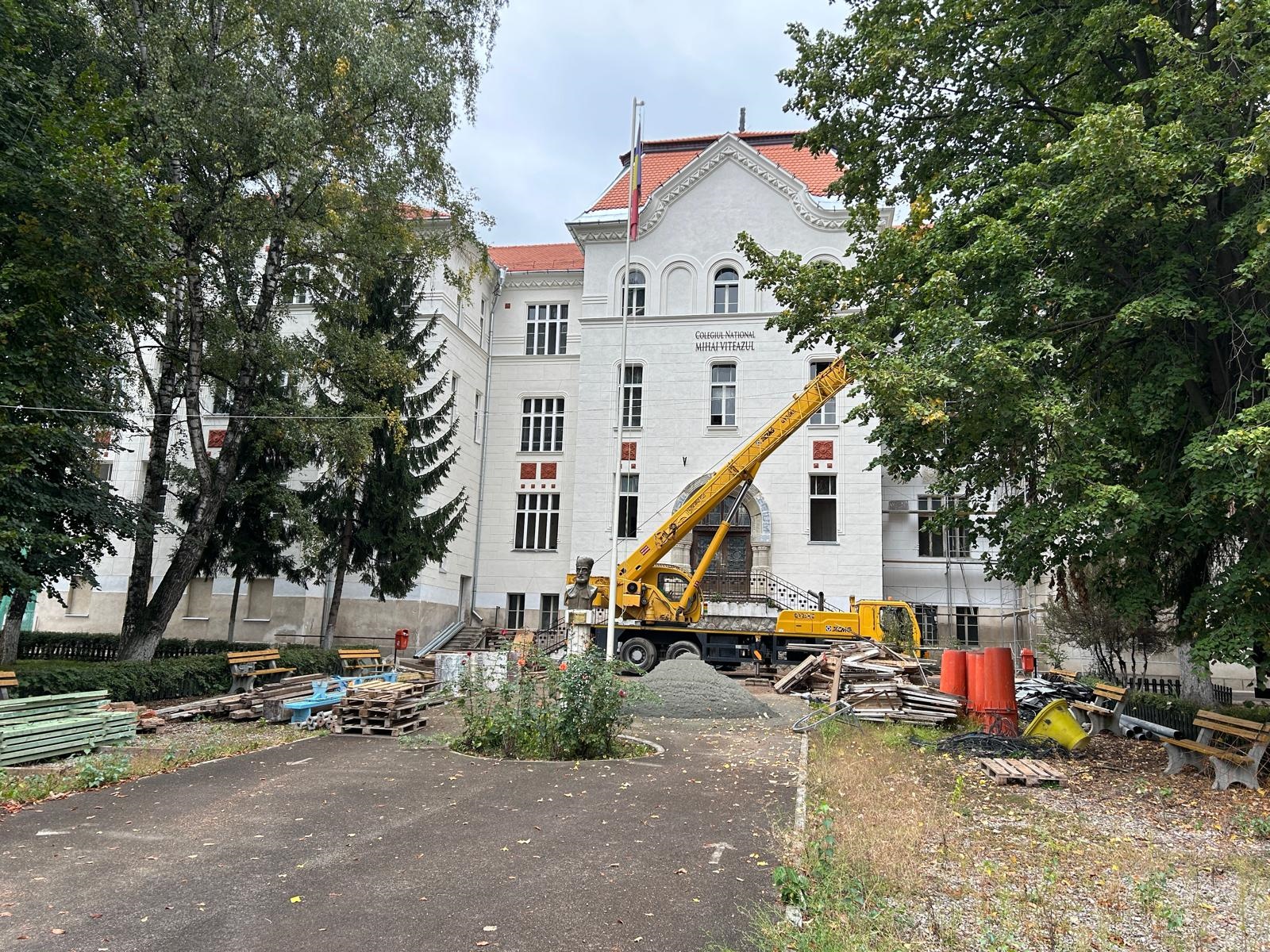 Az iskola udvarán kontenereket rendeznek be tanteremmé | Fotó: Covasna45.ro