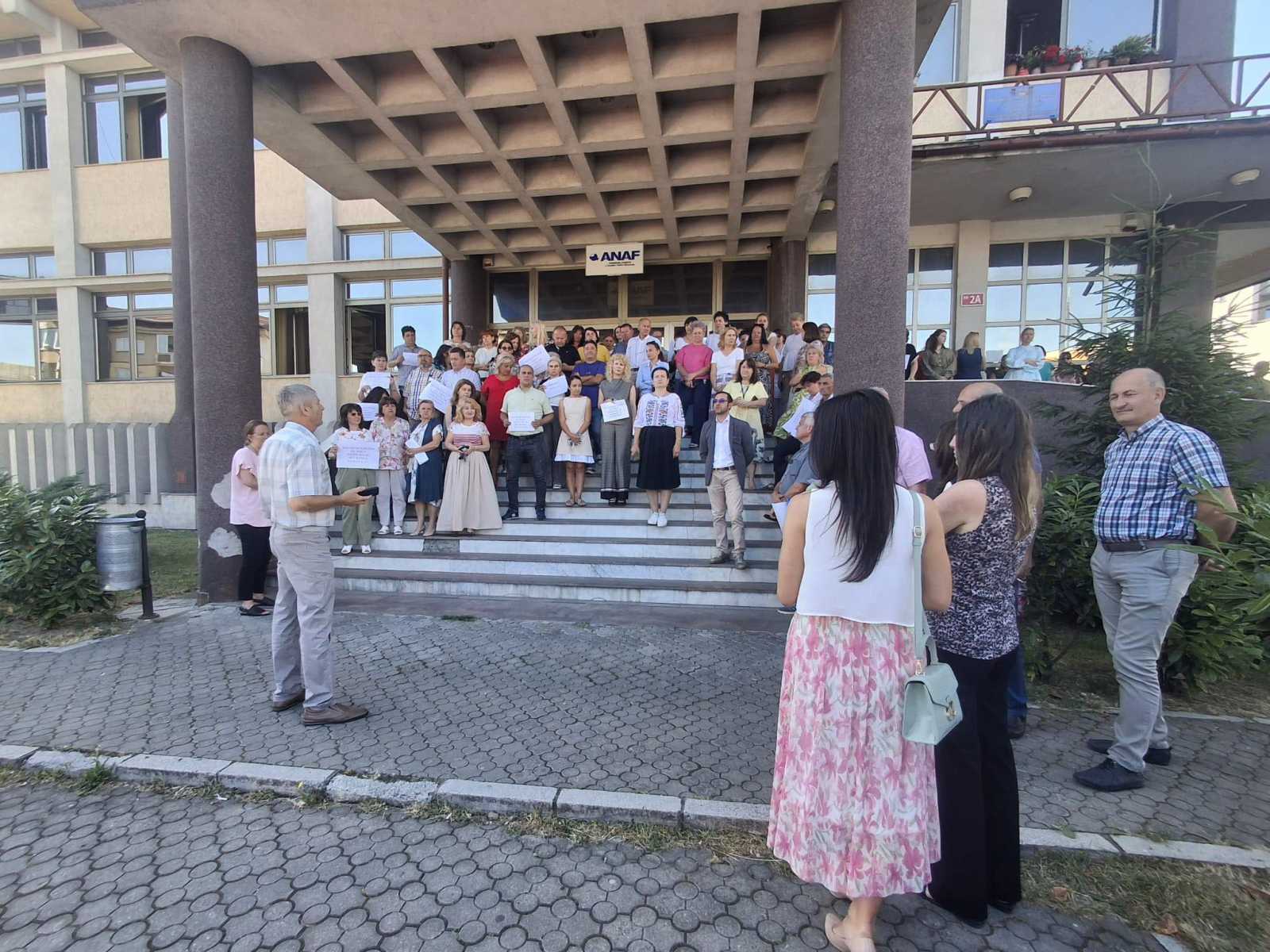 Országszerte az intézmények épületei előtt tiltakoznak az adóhatóságok és a pénzügyminisztérium alkalmazottai. | Fotó: Finanțe Sed Lex/Facebook