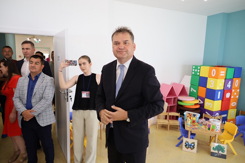 Cseke Attila egy új bölcsőde átadásán | Fotó: Cseke Attila Facebook oldala