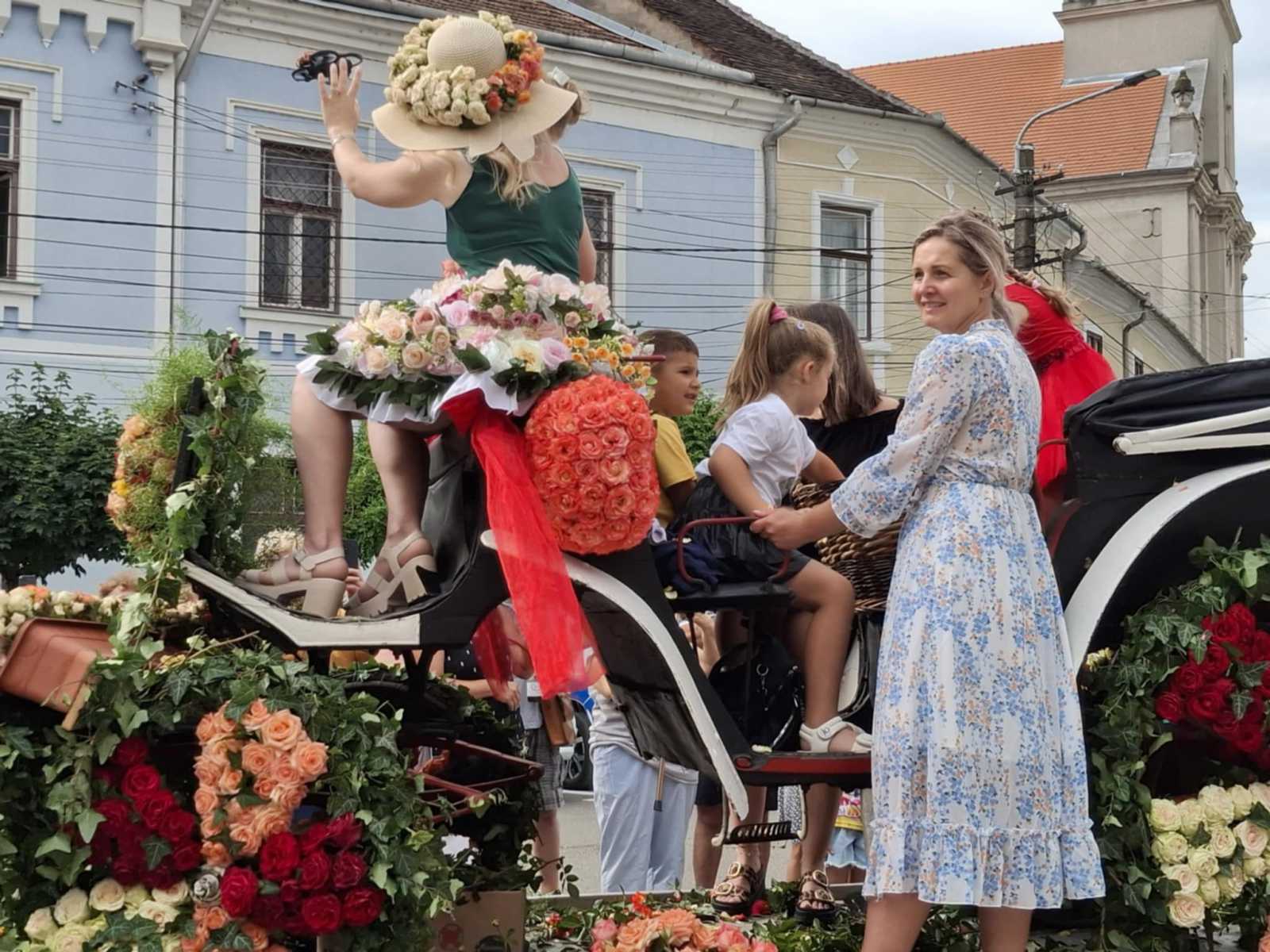 Felvonultak a fesztiválozók.