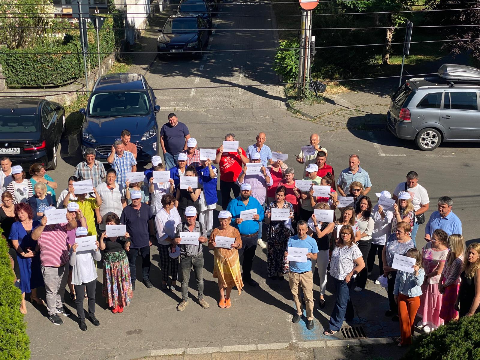 Spontán tilatkozás a Maros Vízügyi Hatóság épülete előtt | Fotó: Maszol 