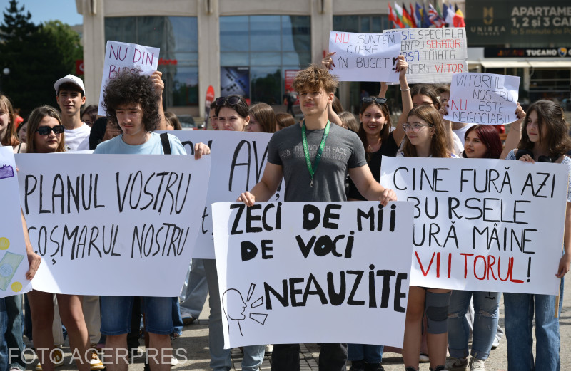 Múlt hét óta tüntetnek a diákok a kormány azon szándéka ellen, hogy megszüntesse az érdemösztöndíjakat. | Fotó: Agerpres