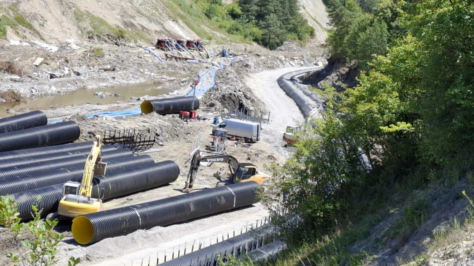 A csövek a helyszínen vannak, az összeillesztésük és a felszerelésük azonban még elhúzódik | Fotók: Maszol