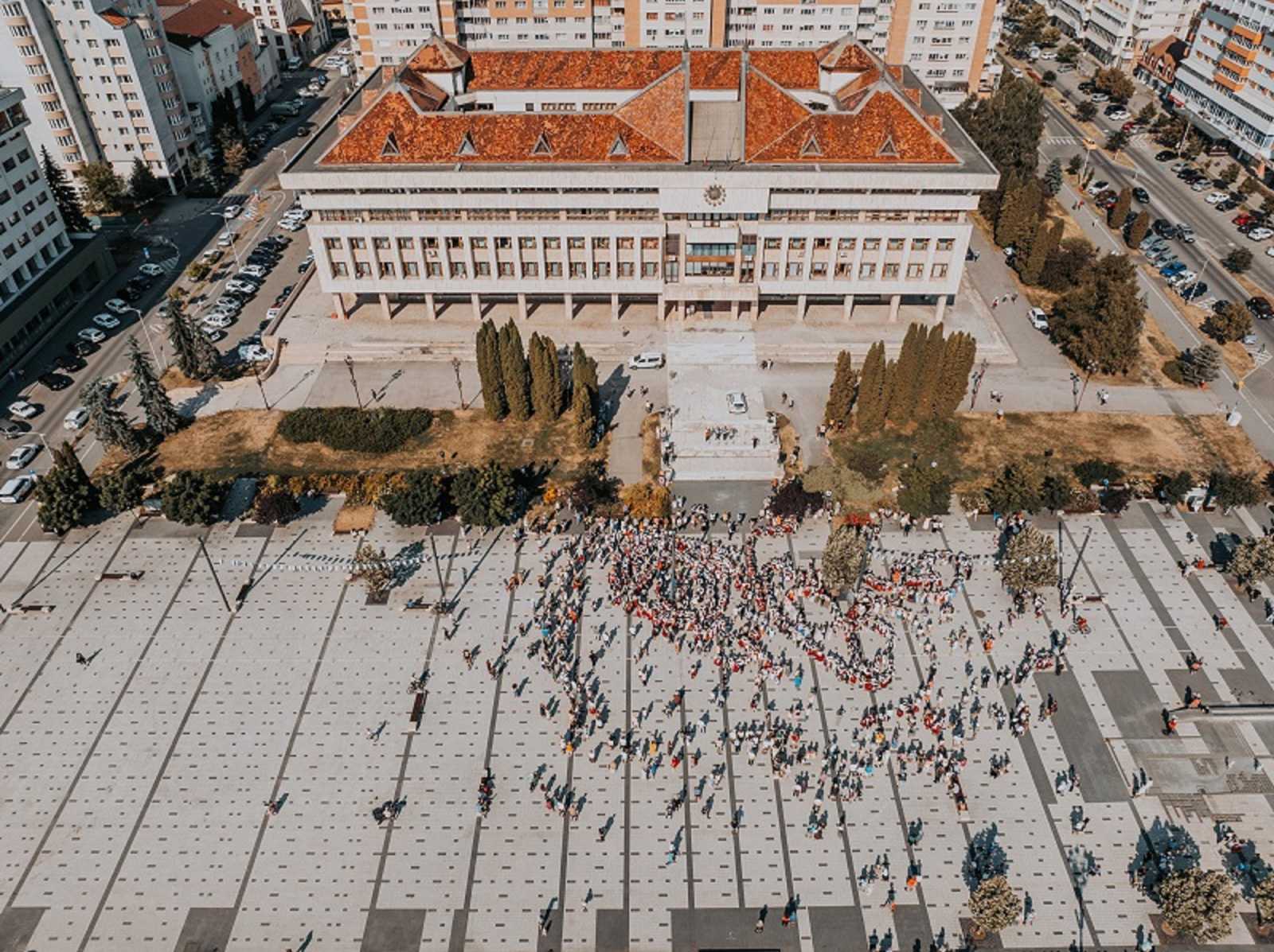 Szebbé teszi Csíkszereda közösségi életét az Ezer Székely Leány napja. Hogy is ne tenné, hiszen már kora reggel gyönyörű, népviseletbe öltözött lányokkal telt meg a város főtere.