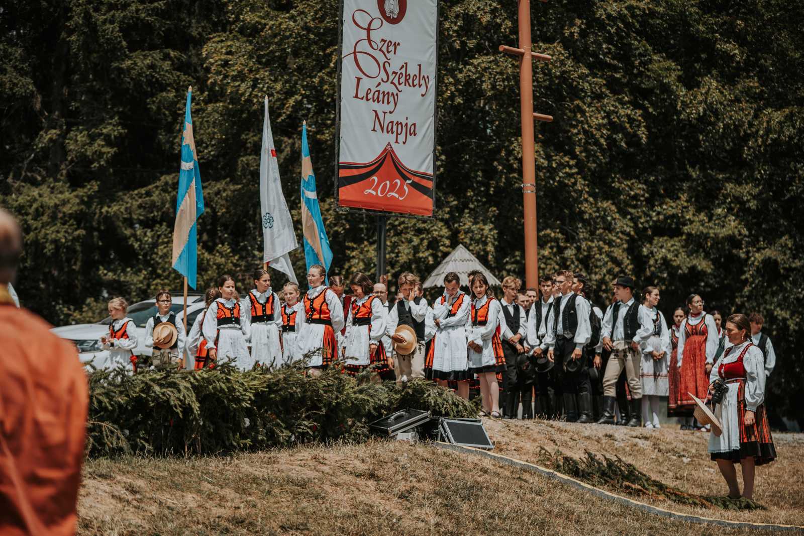 Az ünnepi szentmise után a csíksomlyói nyeregben folytatódott az Ezer Székely Leány napja.