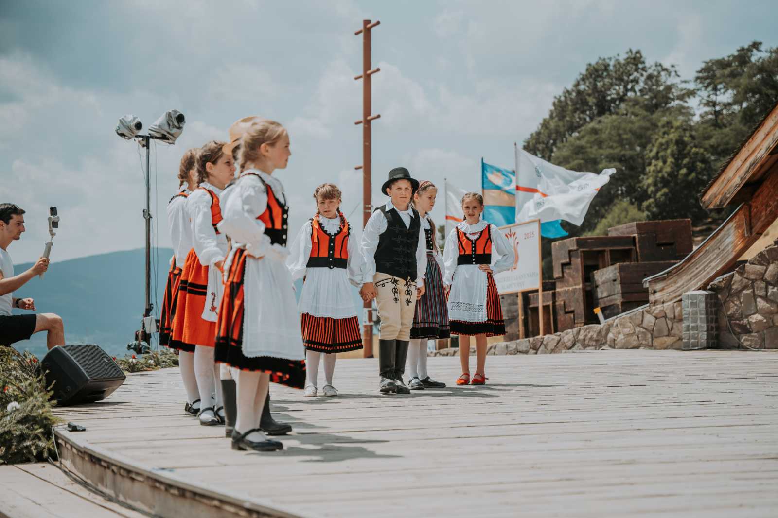 Itt a megnyitót követően hagyományőrző néptánccsoportok előadásait nézhették meg a résztvevők.