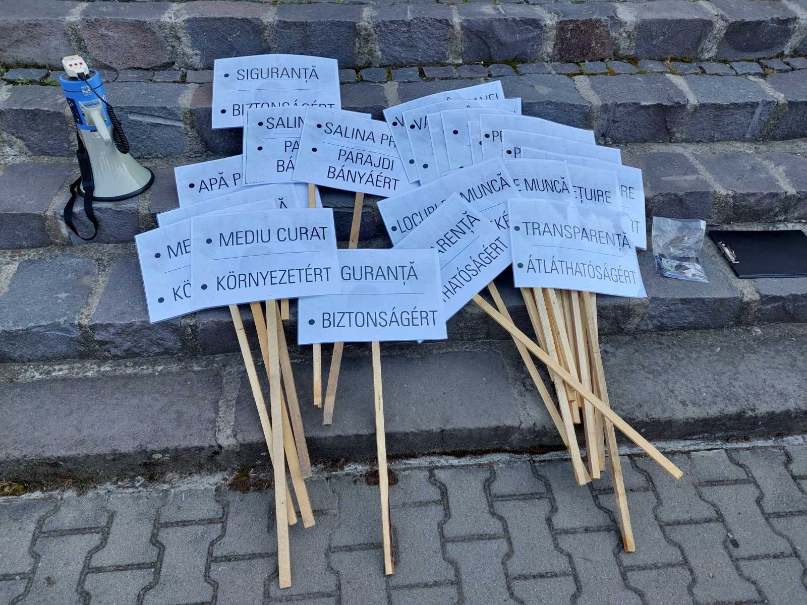 Jelszavak a táblákon - ezért tüntettek Parajdon | A szerző felvételei