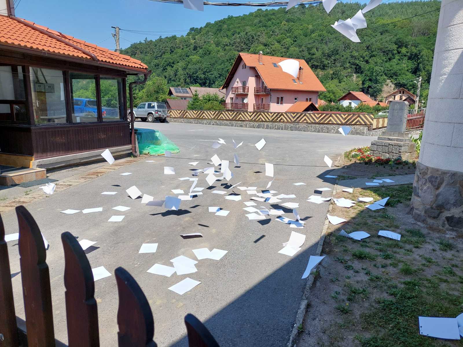 Repültek a fehér lapok: legyen mire megírni a felmondásokat