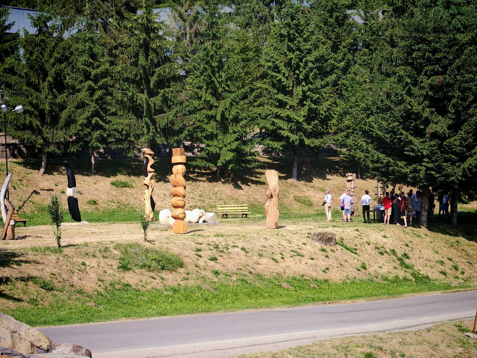 Távolból a szoborpark. | A fotók a szerző felvételei