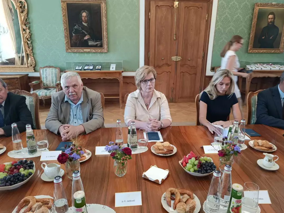 Kiss Beáta (középen) a Pellegrini elnök által kezdeményezett találkozón l Fotó: /ma7Somogyi Szilárd
