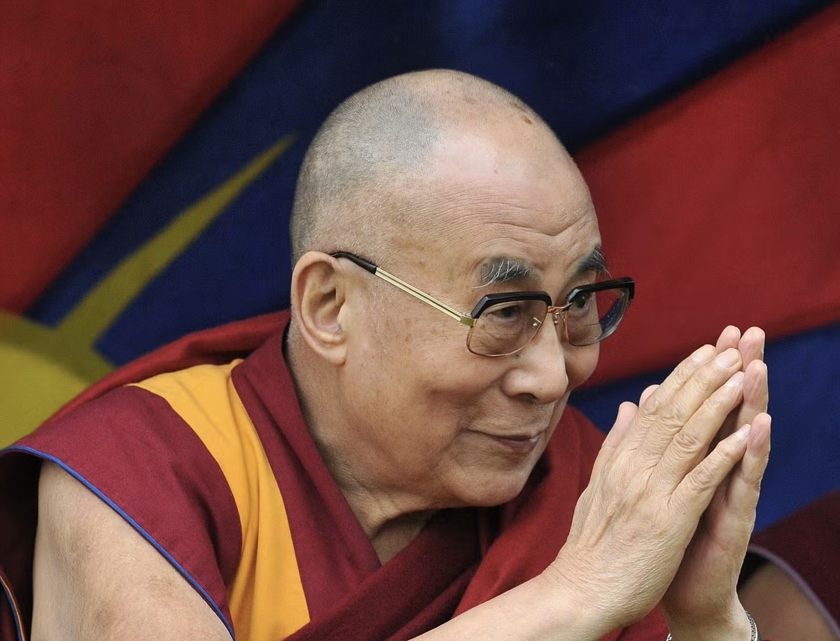 Kilencvenedik születésnapját ünnepli a dalai láma. | Forrás: biography.com