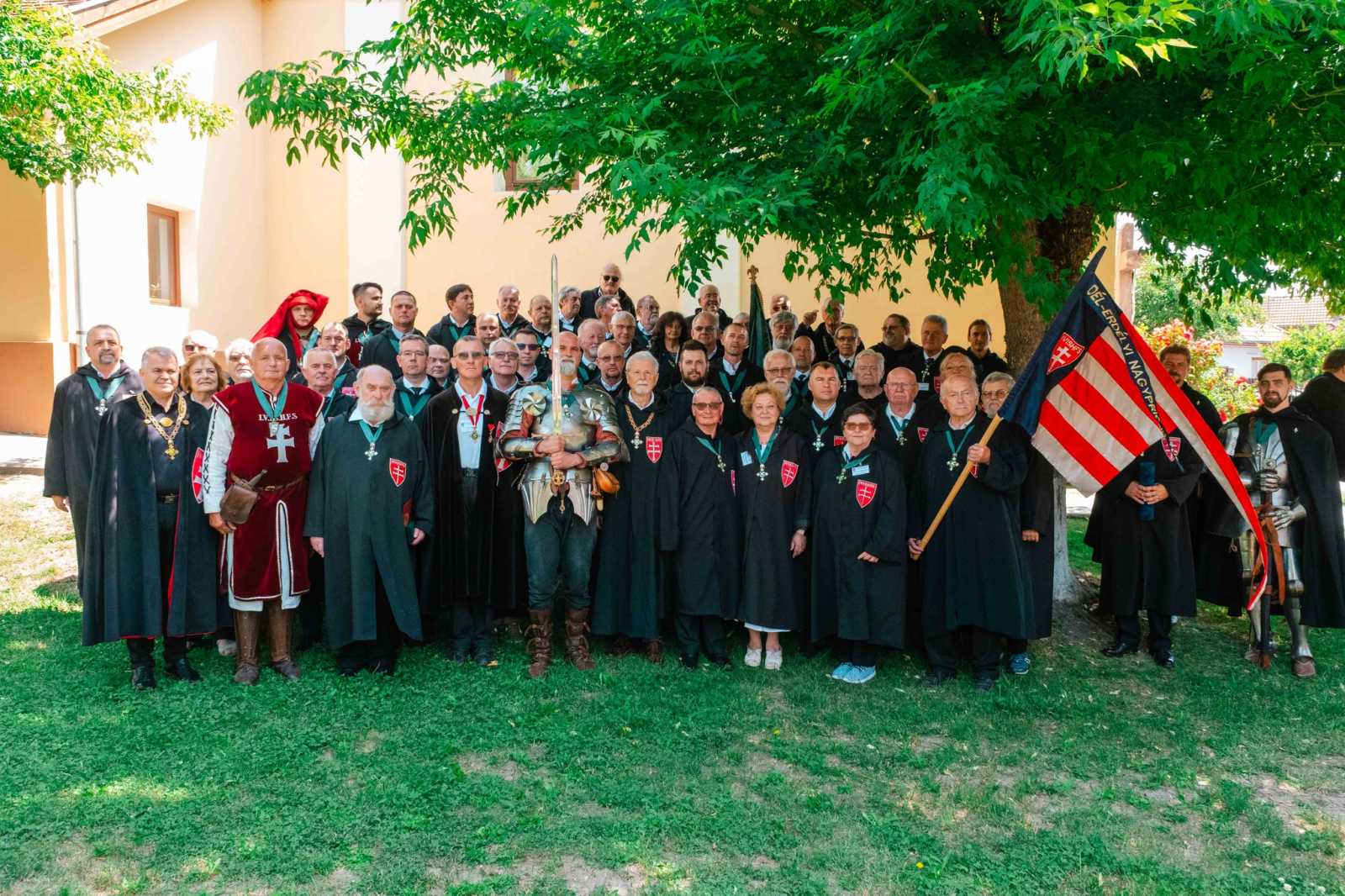 Az esemény résztvevői Székelyudvarhelyen, a templomkertben | Fotók: Szent György Lovagrend – Udvarhelyszéki priorátus/Facebook