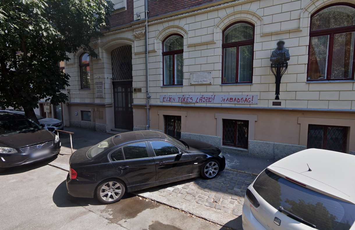 Leszagatták a feliratot rekonstruáló táblát | Fotó: GoggleStreetView/képernyőmentés