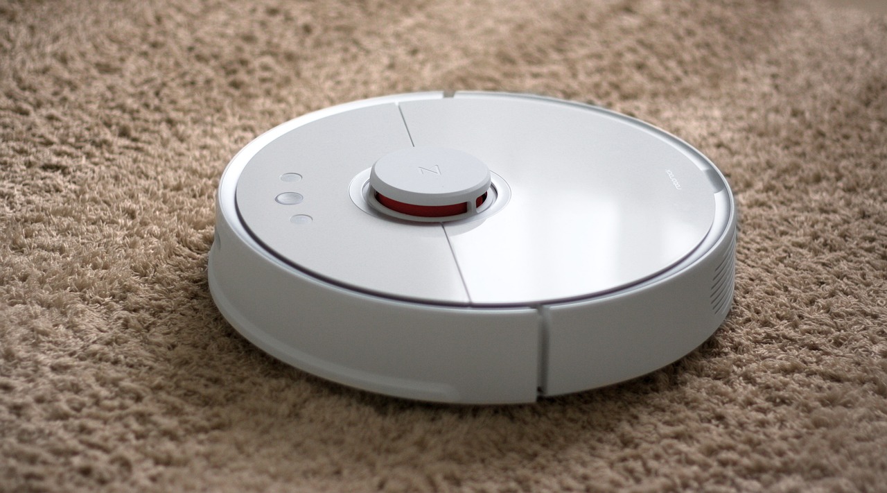 Nem is gondolnánk, hogy kiberbiztonság szempontjából mennyire védtelenné tesz bennünket egy egyszerű robotporszívó vagy okoslámpa | Fotó: Illusztráció/Pixabay