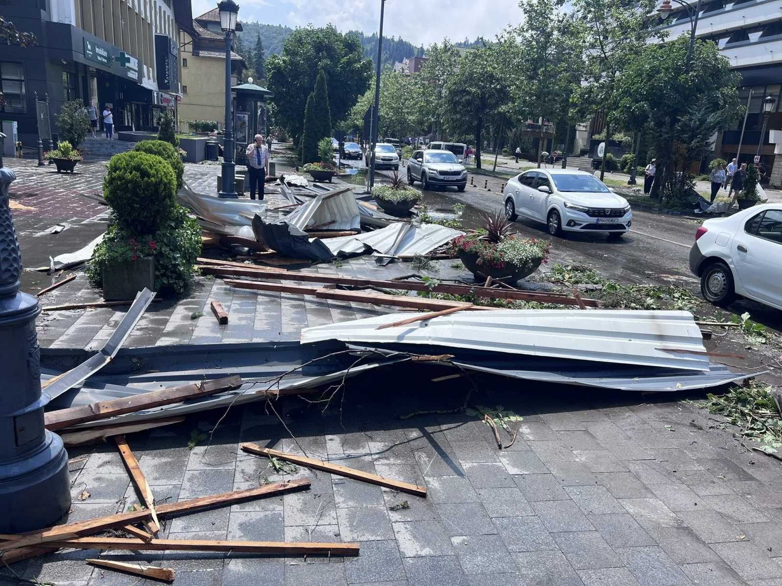 Leszakította az épületek tetejét a vihar | Fotó: Sinaia Polgármesteri Hivatala