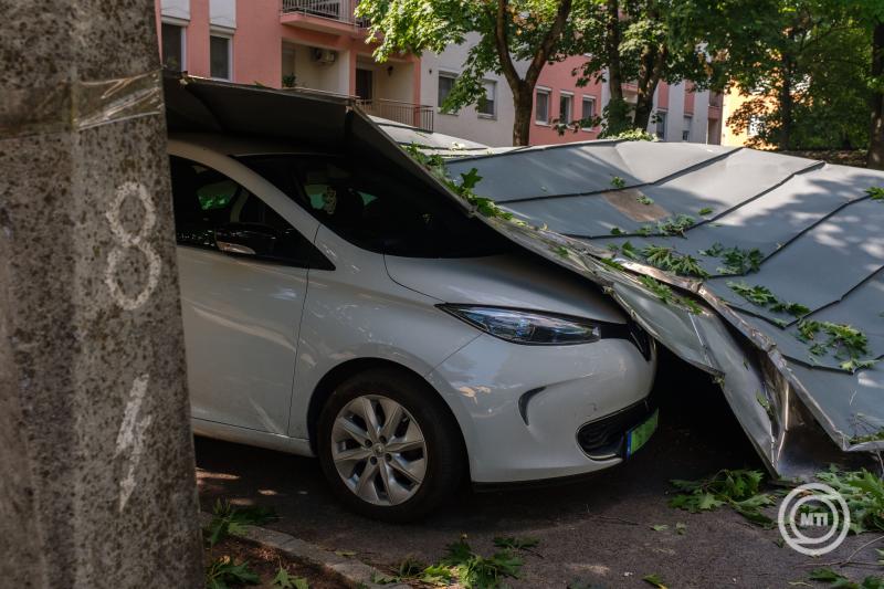 A Szegedi Tudományegyetem újszegedi telephelyének átalakítás alatt álló, üresen hagyott épületének tetőszerkezete a közeli parkolókban szóródott szét | Fotó: MTI