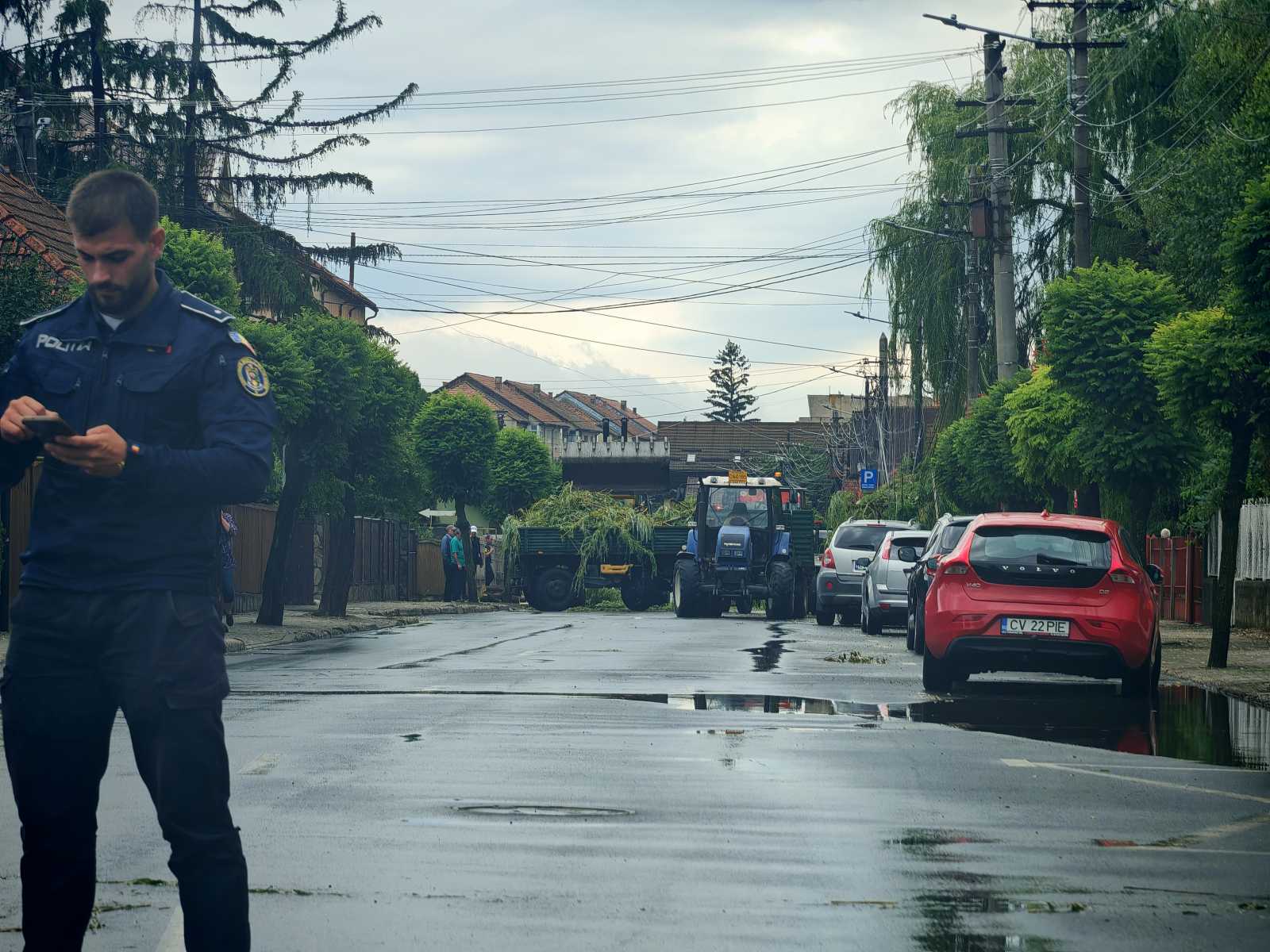 Rendőr terelte el a forgalmat a Dózsa György utcában.