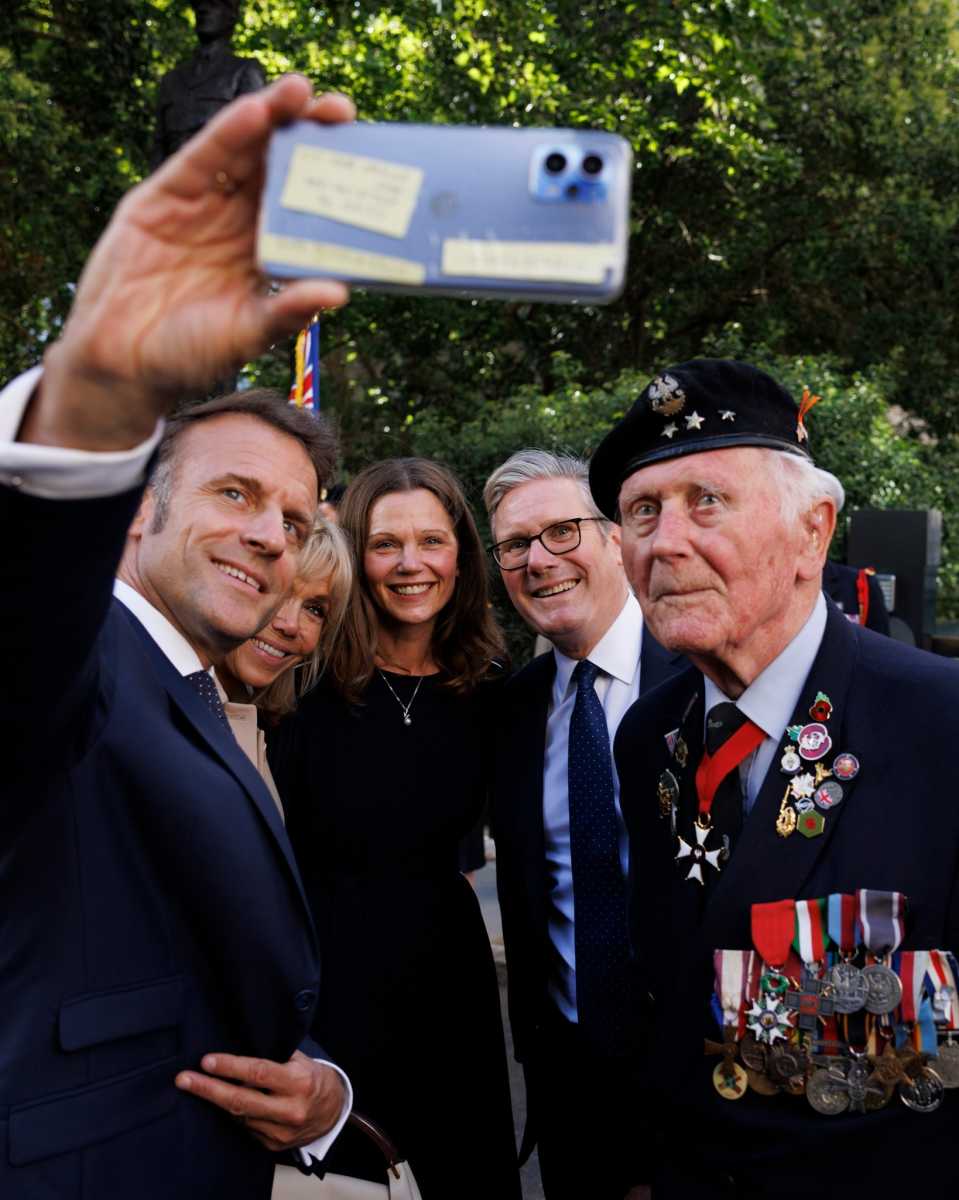Szelfi a brit miniszterelnökkel (jobbról a második). | Fotó forrása: Keir Starmer Facebook-oldala
