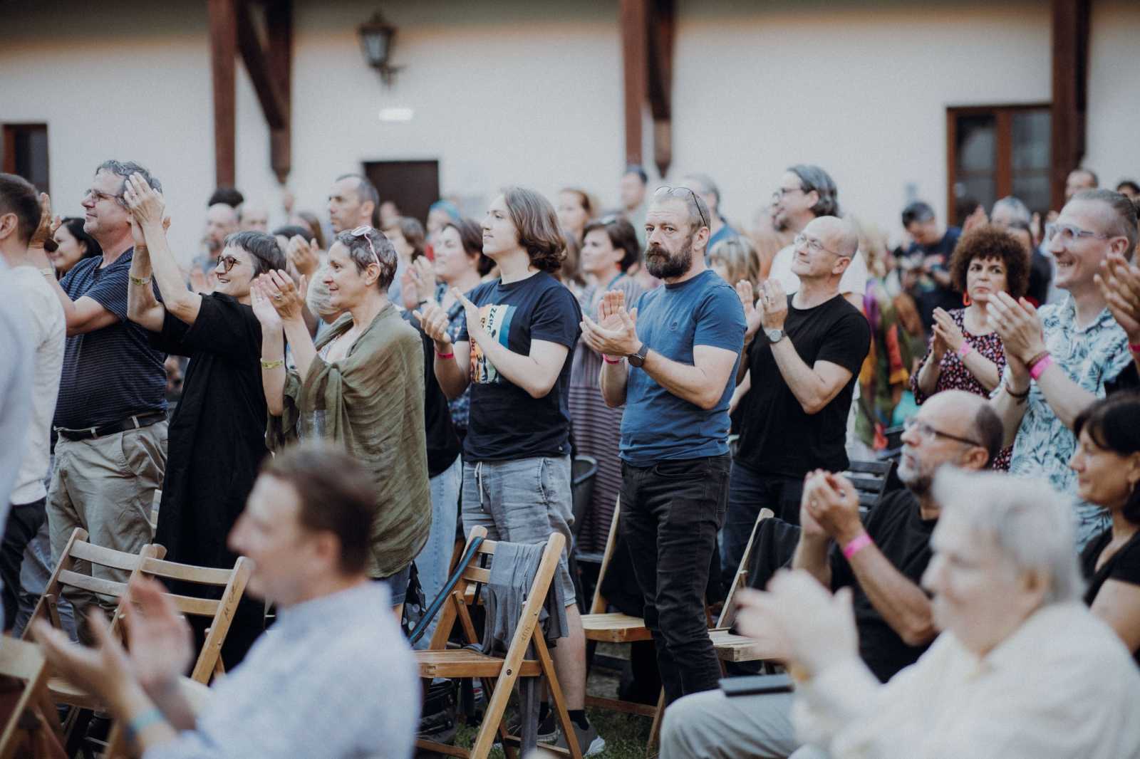 A változatos repertoárt kínáló előadókat állva tapsolja a közönség. | Fotó: Csíki Jazz