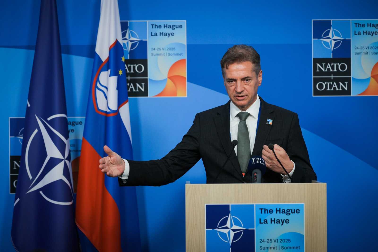 Robert Golob stratégiája, hogy úgy fogalmazza meg a kérdést, hogy a szavazóknak választaniuk kelljen a kiadások növelése és a NATO elhagyása között Fotó: Robert Golob Facebook oldala
