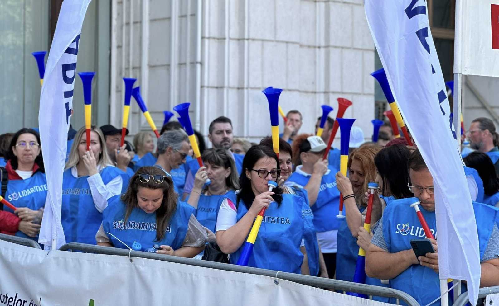 Sztrájkőrséget álltak a pénzügyminisztérium előtt | Fotó: BNS Facebook oldala