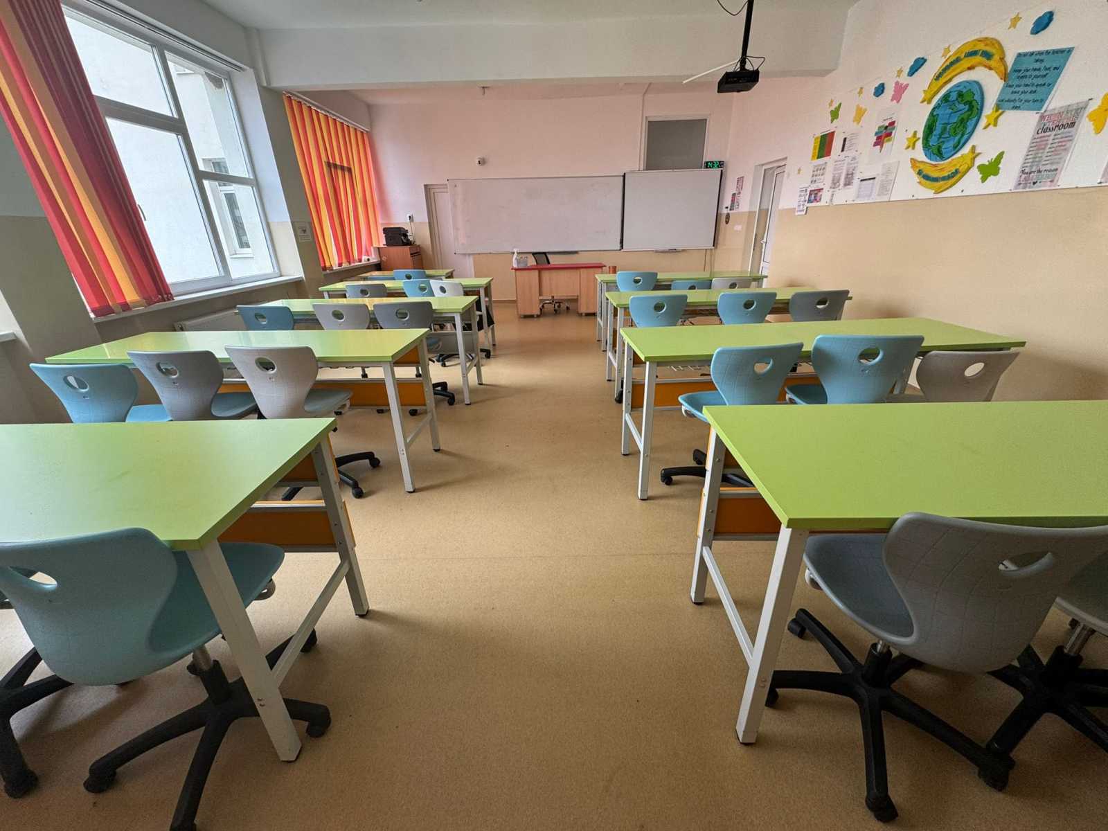 Az iskolákba új bútorzatot szállítottak | Fotó: Kulcsár Mária