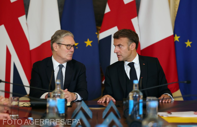 Keir Starmer brit miniszterelnök (balra) és Emmanuel Macron francia elnök (jobbra) a brit-francia csúcstalálkozón a Downing Street 10-ben Londonban, július 10-én. Macron elnök és felesége, Brigitte háromnapos állami látogatáson tartózkodott Nagy-Britanniában. | Fotó: Agerpres/EPA