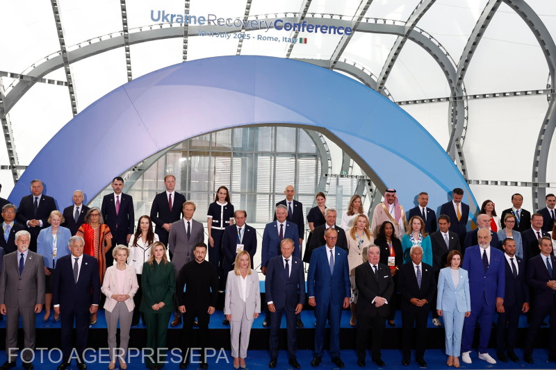 Giorgia Meloni olasz miniszterelnök, Volodimir Zelenszkij ukrán elnök, Olena Zelenszkij ukrán first lady, Ursula von der Leyen, az Európai Bizottság elnöke és a résztvevők az Ukrajnai Helyreállítási Konferencián (URC) Romában, július 10-én. | Fotó: Agerpres