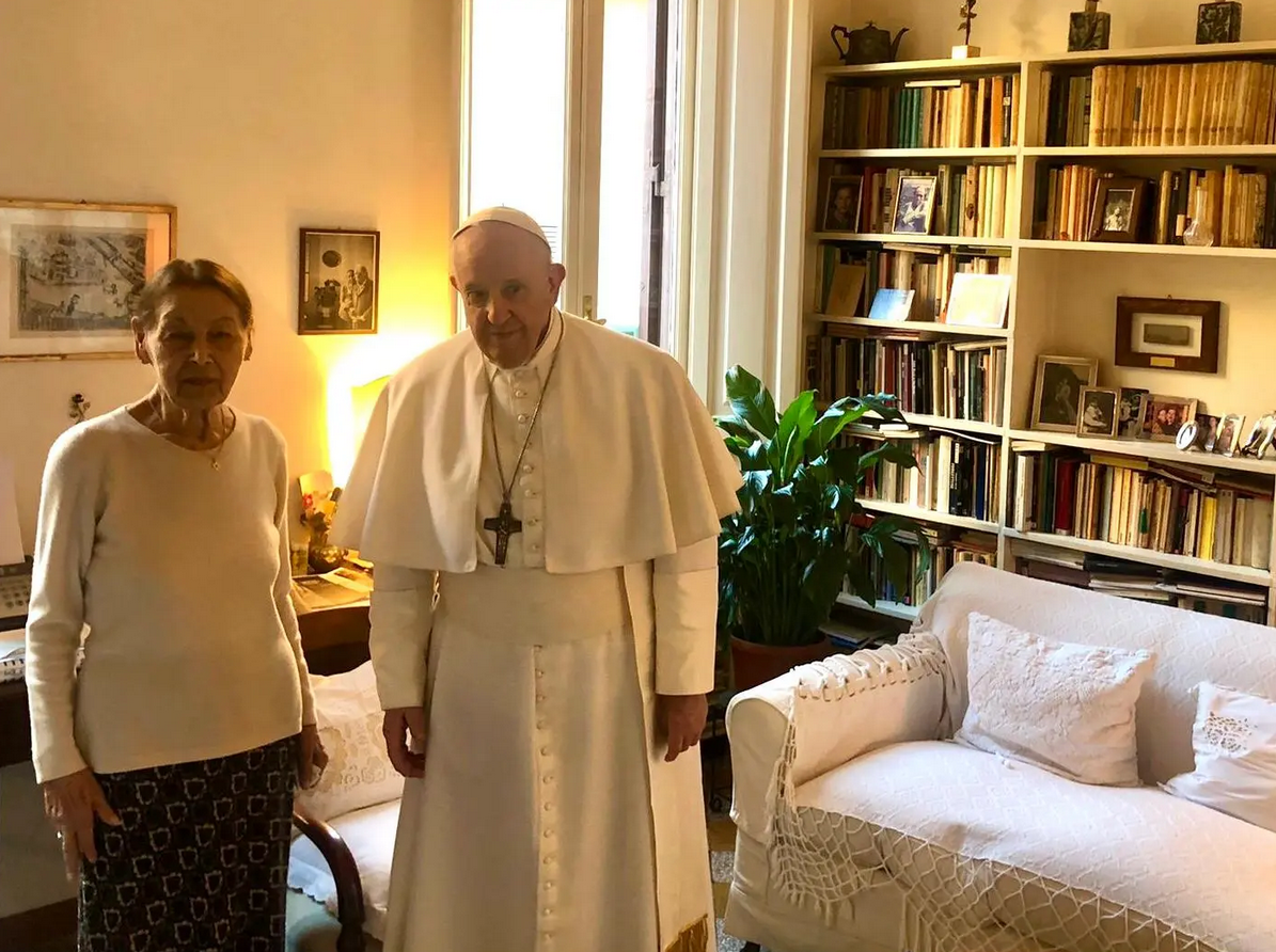  Ferenc pápa Bruck Edit lakásán 2021. február 20-án l Fotó: catholicnewsagency.com