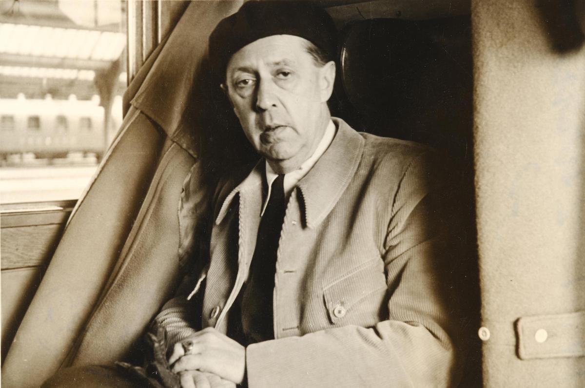 Márai Sándor vonaton Zürichben, 1950 körül (PIM, Művészeti, Relikvia- és Fotótár)