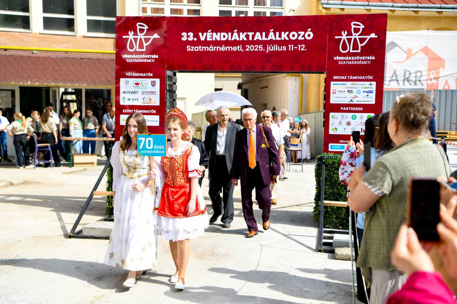 Minden kerek évfordulós végzős osztály felvonult az egykori magyar líceum udvarán | Fotó: Czinzel László