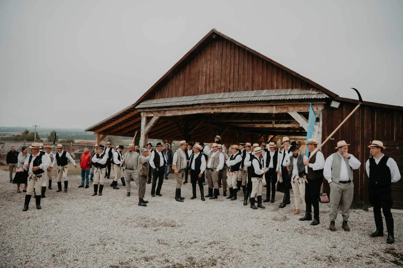 Hamarosan érkeznek a lányok, asszonyok. Az ő munkájuk ugyanolyan fontos lesz a szénacsinálásban, hiszen a fűnek jól ki kell száradnia.