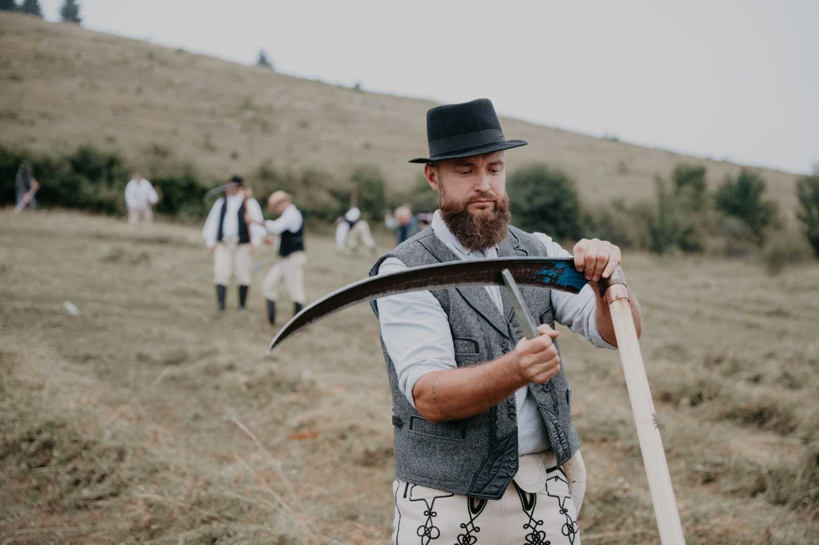 Hogy kell megfenni a kaszát? Ha valaki tanulni ment a kalákára, akkor ezt is megtudhatta a tapasztaltabbaktól. Természetesen nemcsak a fenés tudományát, hanem a kasza megkímélésének fortélyait is megismerhették.