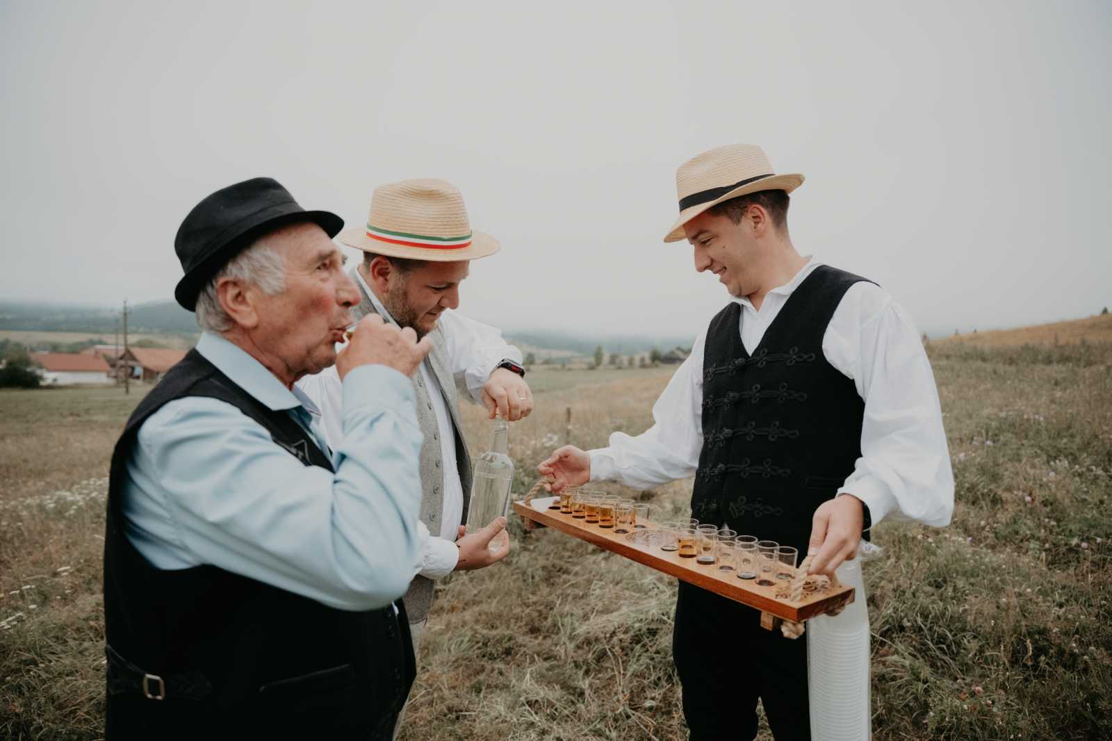 Munka közben jólesik a megérdemelt pihenés. Kaszálás közben ennek elmaradhatatlan kelléke a jó pálinka, ami a nem kevéssé megerőltető munka közben hamar elpárolog a szervezetből.