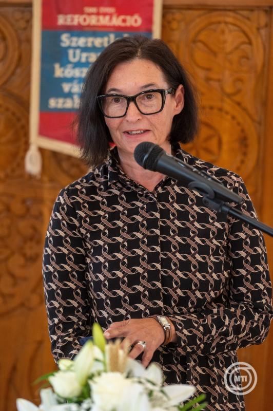 Nyárádszentbened, 2025. július 13. Brendus Réka, a Miniszterelnökség Nemzetpolitikai Államtitkárságának főosztályvezetője beszédet mond a magyar és román kormány támogatásával felépült nyárádszentbenedeki református templom szentelési ünnepségén 2025. július 13-án. MTI/Kiss Gábor