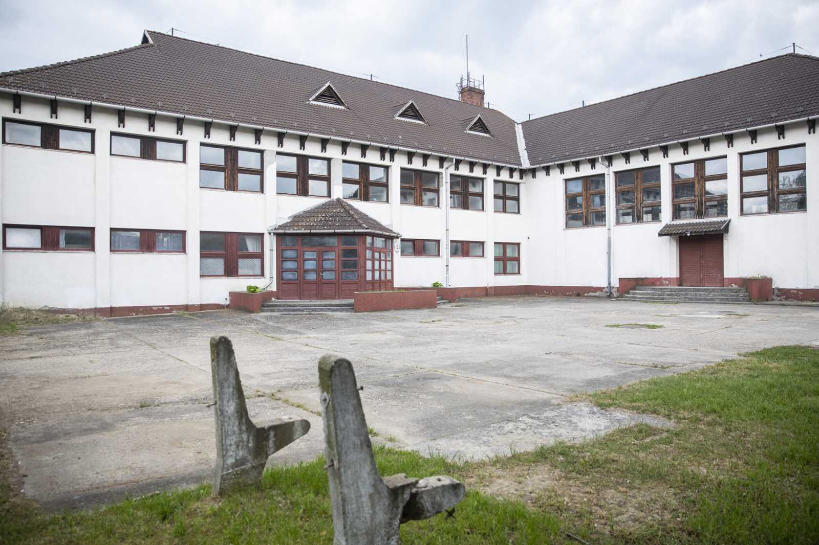 Évek óta üresen álló iskola a Borsod-Abaúj-Zemplén megyei, Ózd közelében lévő Csernelyen l Fotó: 444/Bankó Gábor
