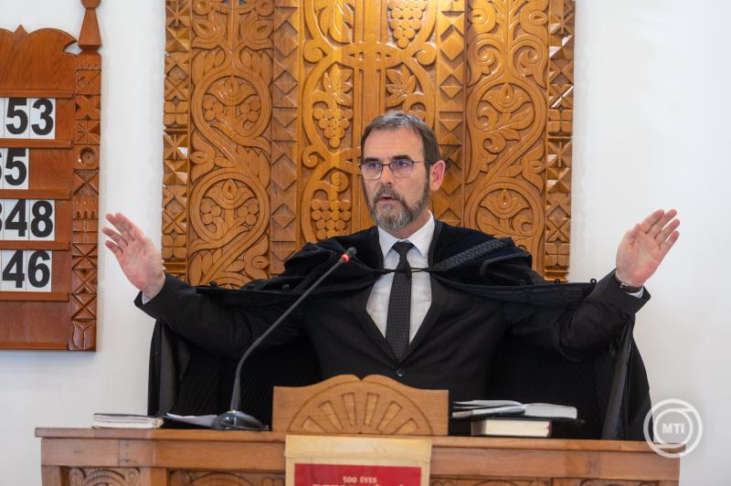 Nyárádszentbened, 2025. július 13. Kolumbán Vilmos József, az Erdélyi Református Egyházkerület püspöke áldást mond a magyar és román kormány támogatásával felépült nyárádszentbenedeki református templom szentelési ünnepségén 2025. július 13-án | Fotó: MTI/Kiss Gábor